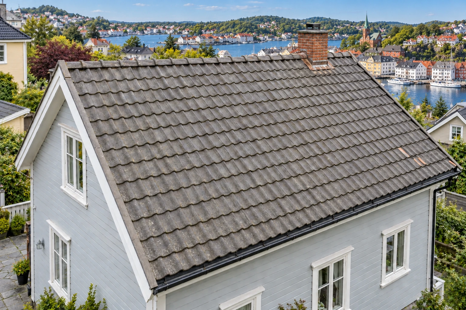 Et rengjort, værslitt betongsteinstak med pipe og renne.
